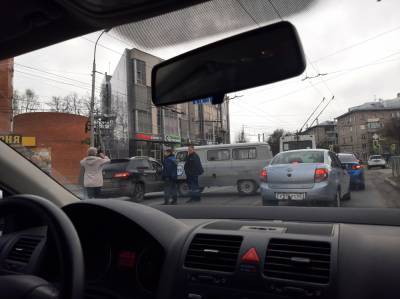 Из-за ДТП с участием автомобиля аварийных служб и иномарки в Рязани образовалась пробка