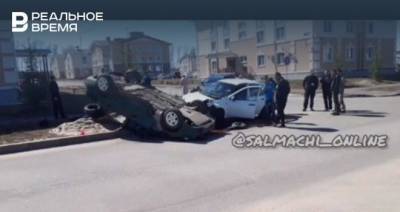 Соцсети: в казанском ЖК «Светлый» произошло ДТП — один автомобиль опрокинулся
