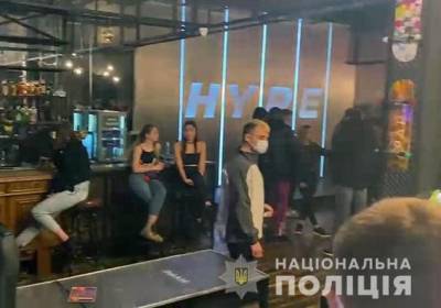 В Киеве полиция наказала клубы и рестораны, которые работают в карантин