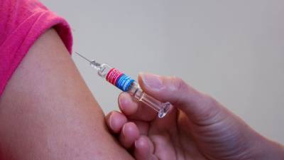 Иммунолог заявил о способности вакцин защищать от мутаций коронавируса