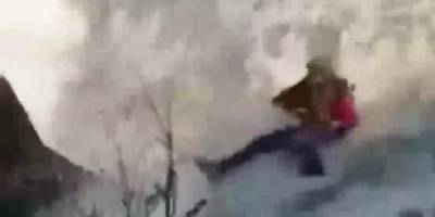 В Казахстане отец с дочкой сорвались в бурлящий водопад, пытаясь сфотографироваться (видео) - ТЕЛЕГРАФ