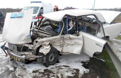 Видеофакт. После лобовой аварии в Бобруйске спасателям пришлось извлекать зажатого в авто водителя