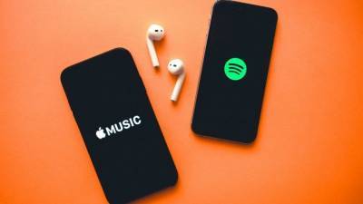 Сколько получают музыканты за каждое прослушивание на Apple Music и Spotify?