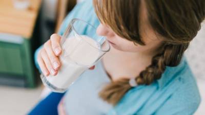 Почему коровье молоко увеличивает риск развития рака груди у женщин?