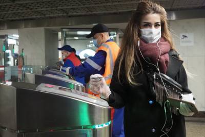 Около 99 процентов пассажиров столичного метро носят маски
