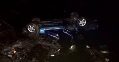 В селе Шукайвода в пруду утонул автомобиль вместе с тремя людьми (4 фото)