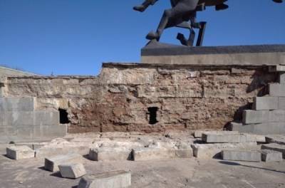 Часть «Монумента Победы» обрушилась в Великом Новгороде
