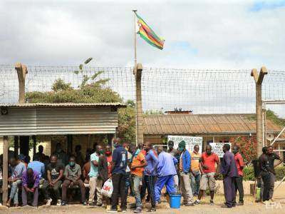 В Зимбабве освобождают заключенных, чтобы уменьшить риск заражения коронавирусом в тюрьмах