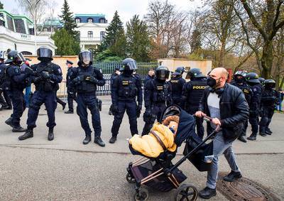 У посольства РФ в Праге митинговали противники и несколько сторонников России
