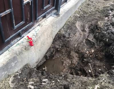 Администрация Брянска не закопала яму, в которой девять дней назад утонул человек