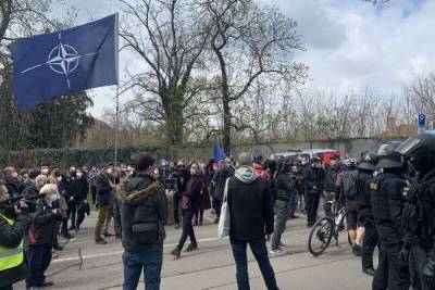 Активисты устроили потасовку возле посольства России в Чехии