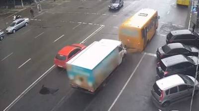 В Киеве Mercedes въехал в маршрутку с пассажирами, есть пострадавший