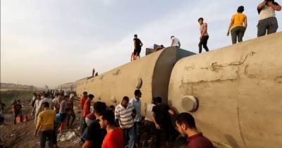 В Египте поезд сошел с рельсов: более 100 пострадавших и 32 погибших (видео)