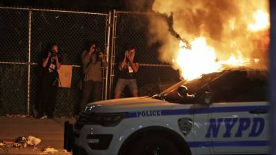 Водитель метнул в нью-йоркских полицейских бутылку с горючкой