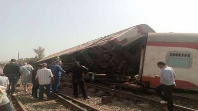 В Египте поезд сошел с рельсов: много погибших и раненых