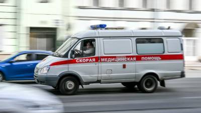 Иномарка в Петергофе прижала школьницу к забору и сломала ей челюсть