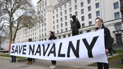 Британия призвала Россию предоставить Навальному врачебную помощь