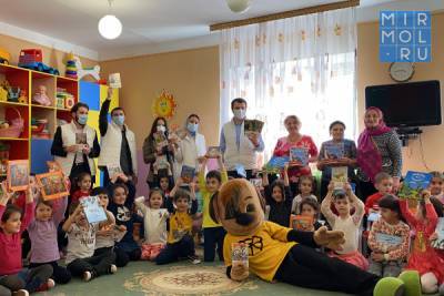 Молодогвардейцы Дагестана собрали более 200 детских книг в рамках акции «Добро на книжной полке»
