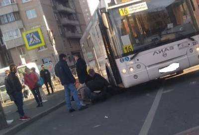 Пожилая женщина попала под автобус на юге Петербурга
