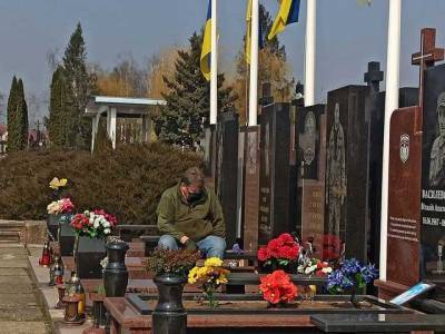 Фото отца погибших на Донбассе воинов ВСУ тронуло украинцев