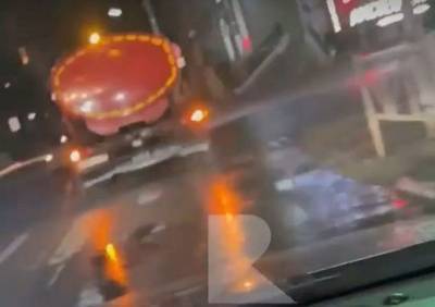В центре Рязани засняли поливальную машину, работающую в разгар дождя