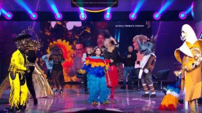 Участника в костюме Носорога разоблачили в шоу "Маска" на НТВ