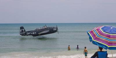 Во Флориде самолет времен Второй мировой войны приземлился на пляже, полном людей — фото, видео