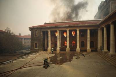 В ЮАР горит здание Кейптаунского университета
