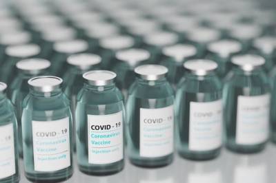 Половина взрослого населения США получила первую прививку от COVID-19