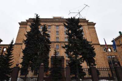 В посольстве Чехии в РФ останется пять дипломатов