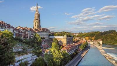 Швейцария возобновляет массовые мероприятия и очное обучение в вузах