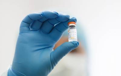 Половина взрослых американцев получили вакцину от COVID