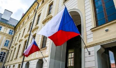 Забор вокруг российского посольства в Праге облили кетчупом