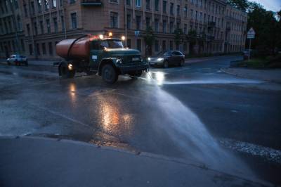 158 кубометров мусора убрали с улиц Петербурга за сутки