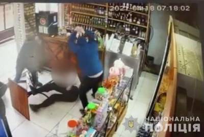 В Харьковской области двое избили и обстреляли знакомого в кафе-магазине