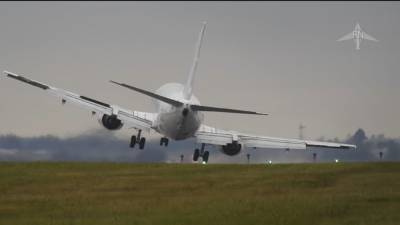 Японский авиалайнер Boeing 787-800 совершил экстренную посадку в Новосибирске
