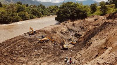 В Колумбии спасатели достали из золотодобывающей шахты тела 11 горняков