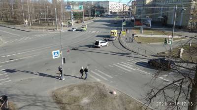 Автомобиль сбил 12-летнего мальчика на мопеде в Санкт-Петербурге — видео