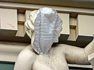 С бутылкой или без: скульптуре на одесском доме Руссова вернули лицо (фото)