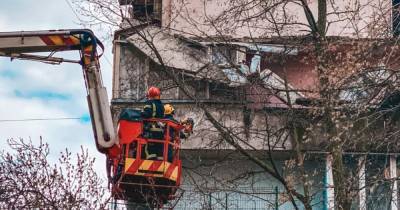 В Киеве в жилом многоэтажном доме обвалился балкон (ФОТО)