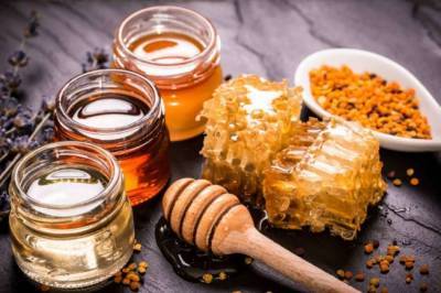 Почему нужно есть мед перед сном и что происходит в это время с организмом