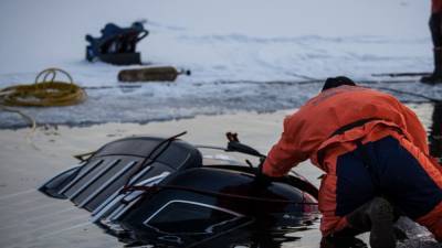 Легковушка с шестью людьми ушла под воду при обрушении моста в Приморье