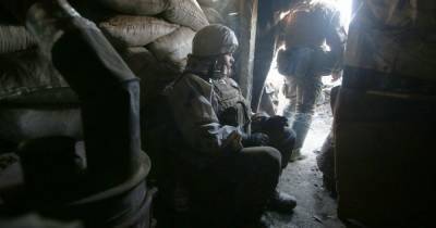Обстрелы боевиков на Донбассе не прекращаются: один воин погиб, один — получил ранения