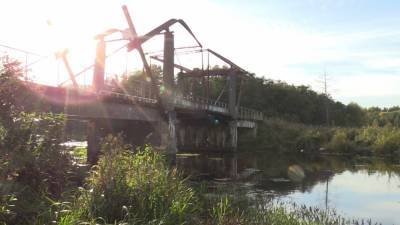 Машина упала в реку при обрушении моста в Приморье