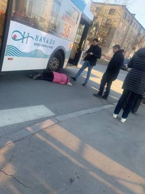 В Санкт-Петербурге пенсионерка решила перейти улицу на «красный», но попала под колеса автобуса