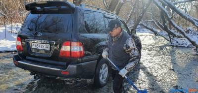 Сахалинца, еще в ноябре застуканного в реке с машиной, оштрафовали на 3000 рублей