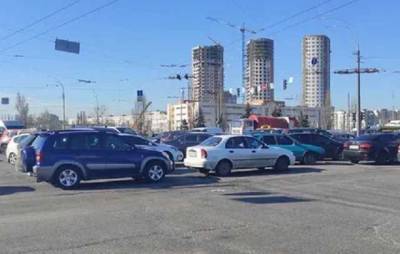 В Киеве ДТП спровоцировали многочисленные утренние пробки