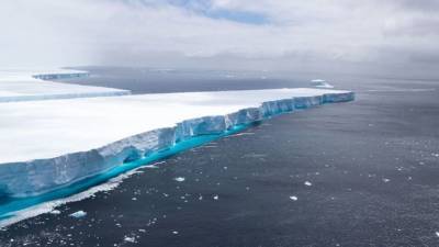 Один из крупнейших в мире айсбергов почти растаял