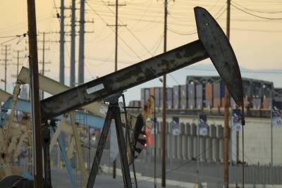 Цены на нефть незначительно снижаются