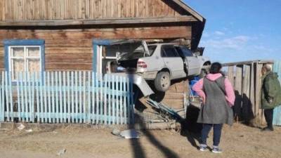 "Придавило брусом": машина влетела в дом со спящим младенцем под Улан-Удэ